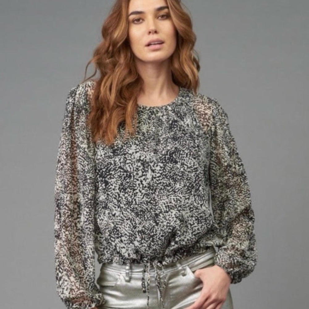 Lola&Sophie Printed Chiffon Drawstring Top.
NWT!